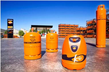 Botellas de Repsol Gas en planta tras actualización de carrusel de llenado realizada por Masiste en instalaciones industriales