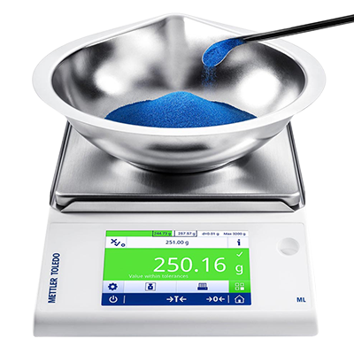 Balanza de precisión Mettler Toledo con pantalla digital para medición exacta de materiales en procesos industriales y de laboratorio