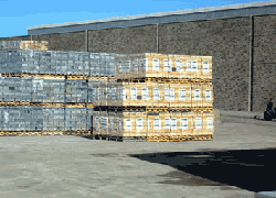 Varios palets de ladrillos de arcilla