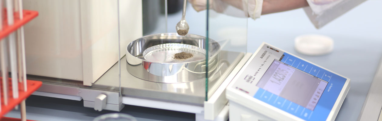 Balanza de precisión de laboratorio haciendo un pesaje